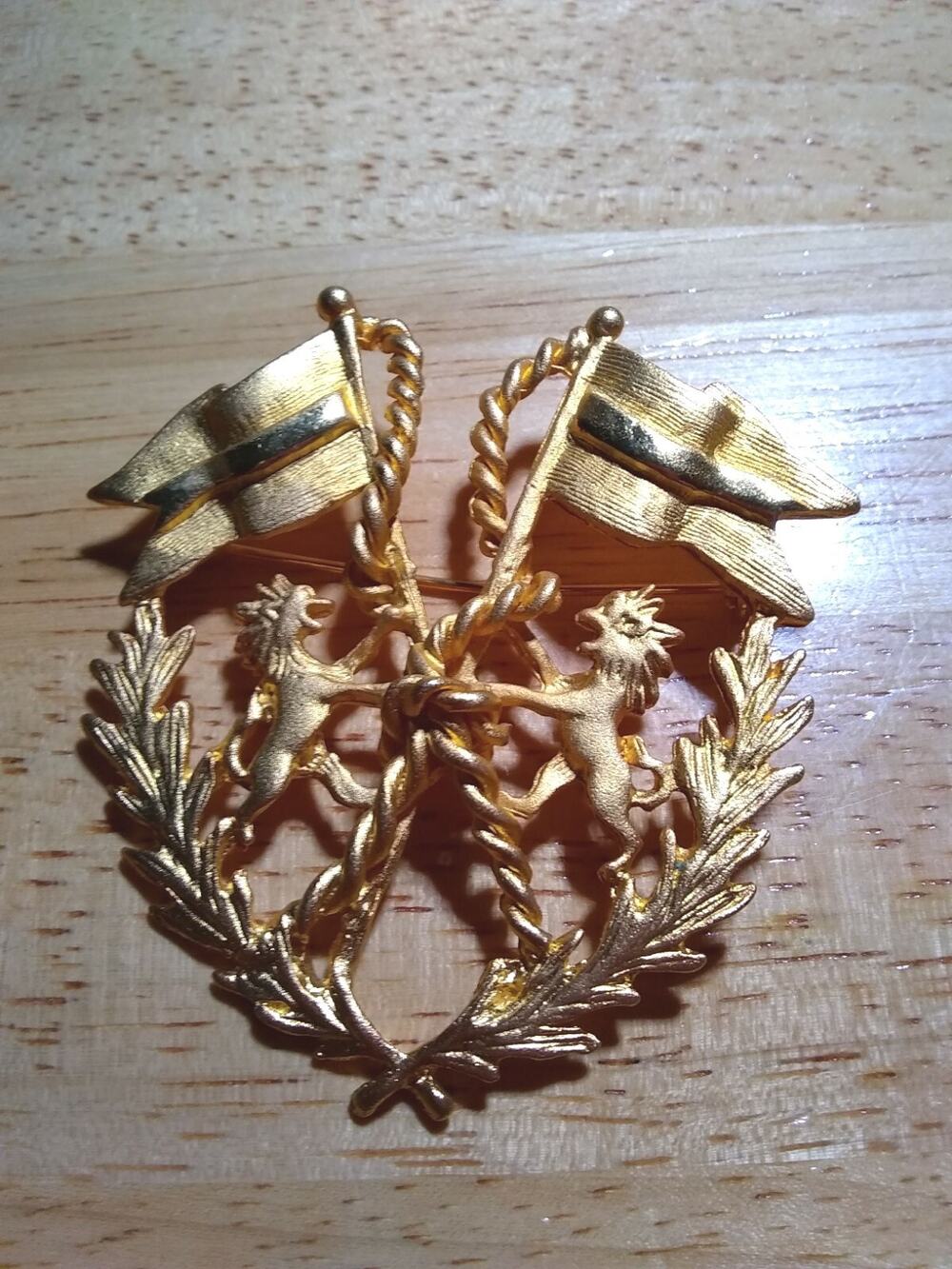Heraldic Crest Two Rampant Lions Banners Laurel Branches Gold Tone Brooch Pin